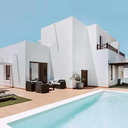 Lyra, Piscina Climatizada Playa Blanca