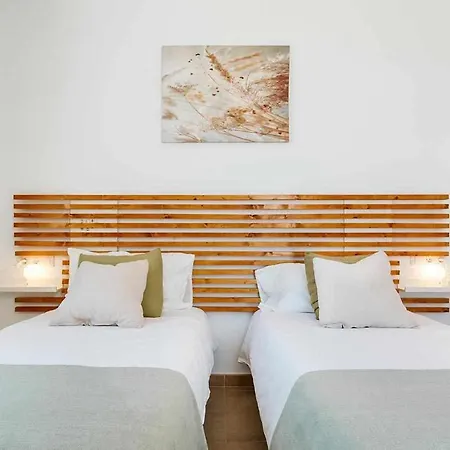 Lyra, Piscina Climatizada *