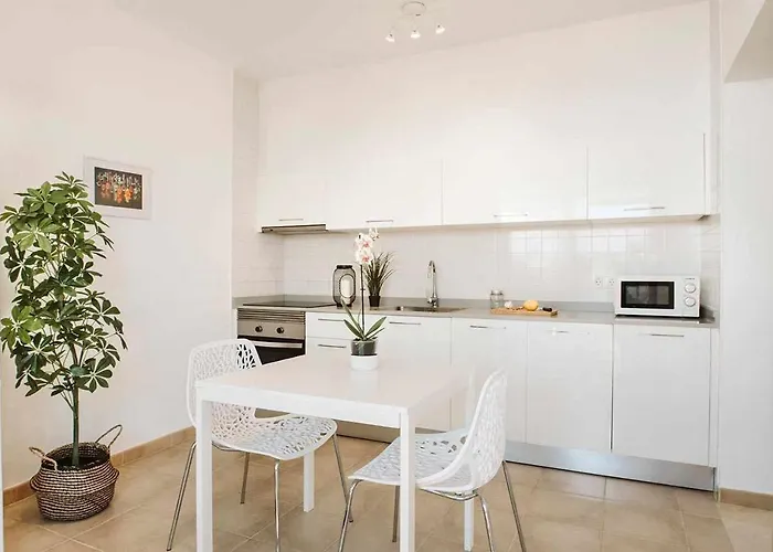 Lyra, Piscina Climatizada Villa